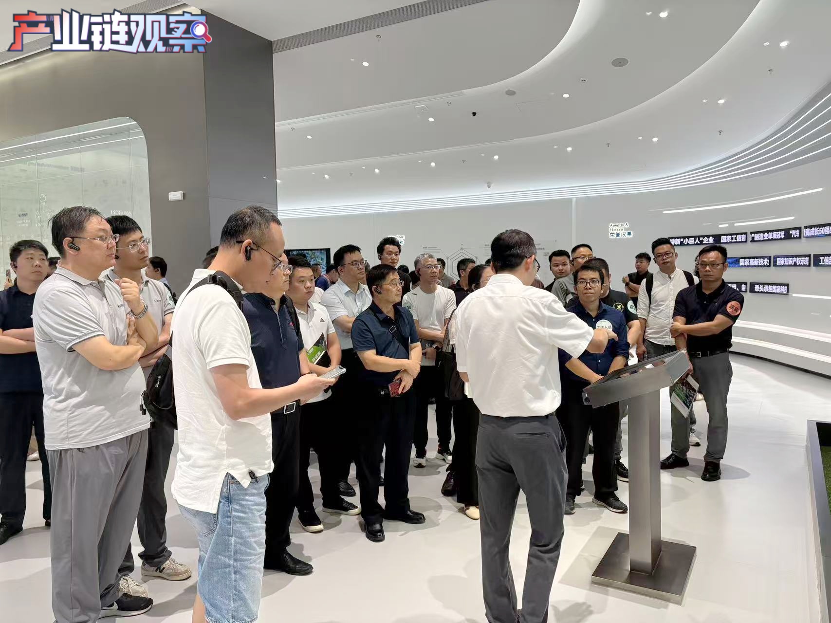 参观展厅.jpg 参观展厅.jpg
